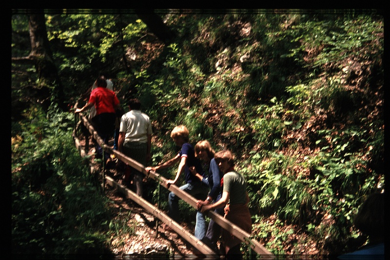 25.Tscheppaschlucht jul 1978 Brigitte,Marion,Peter.JPG